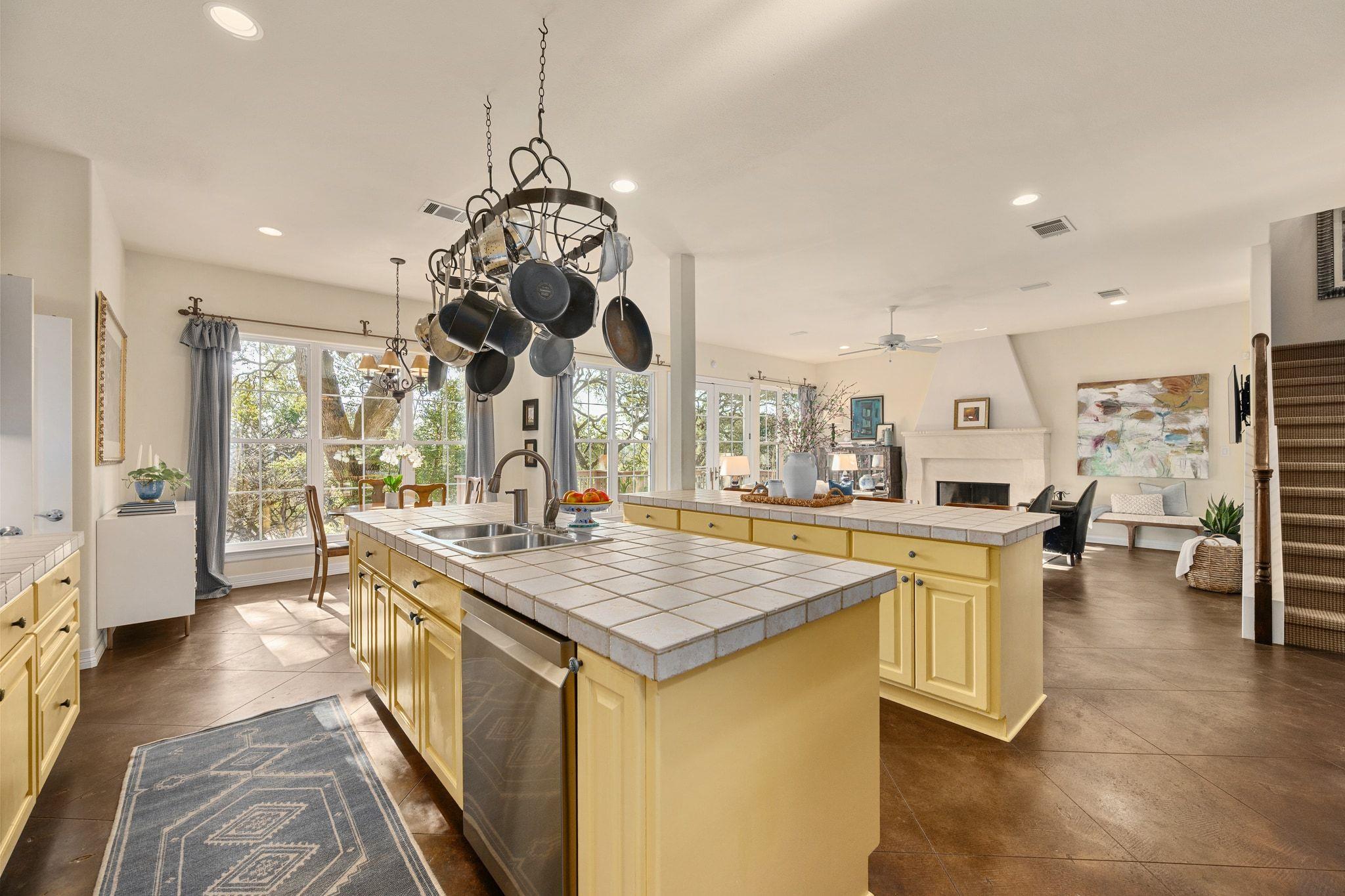 1305 Constant Springs DR