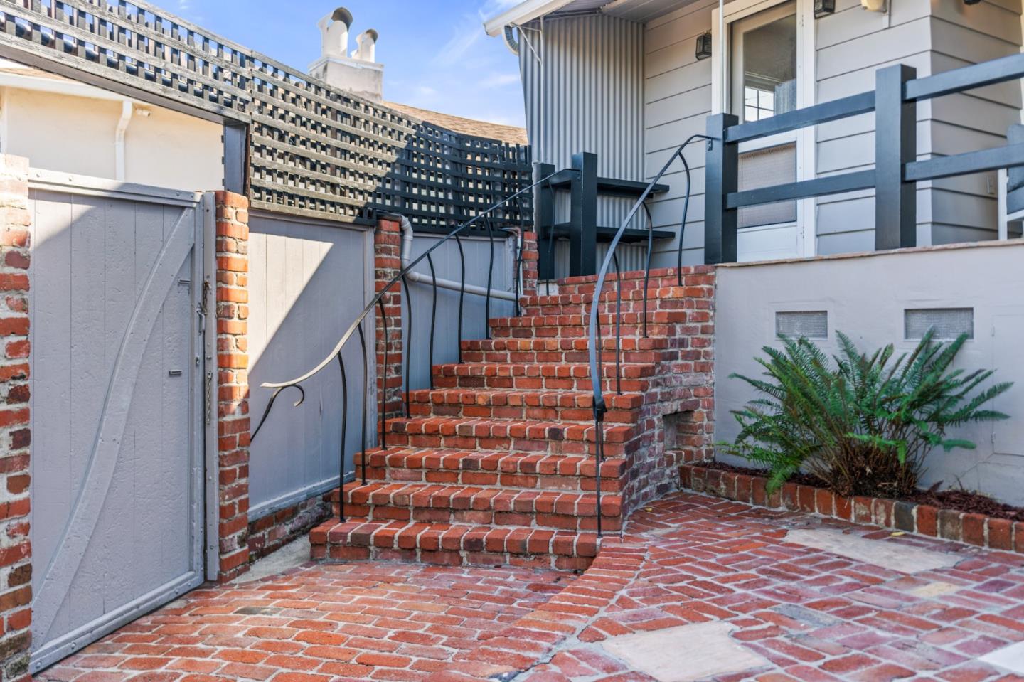 611 Santa Susana AVE