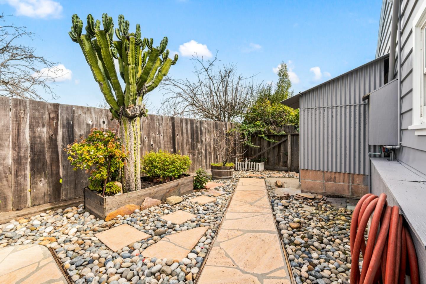 611 Santa Susana AVE