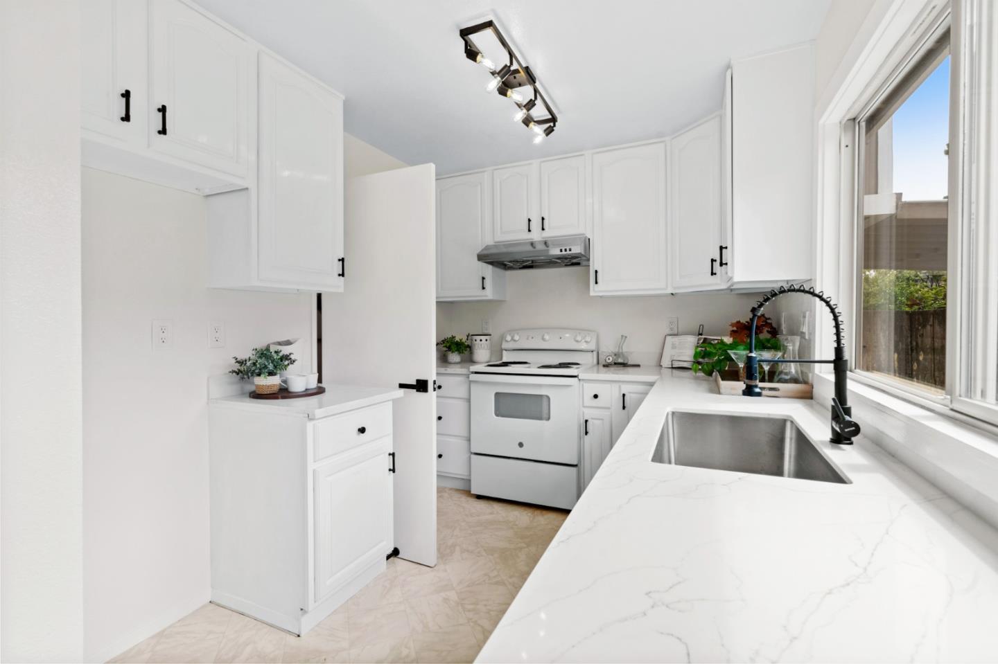 3949 Fairfax WAY
