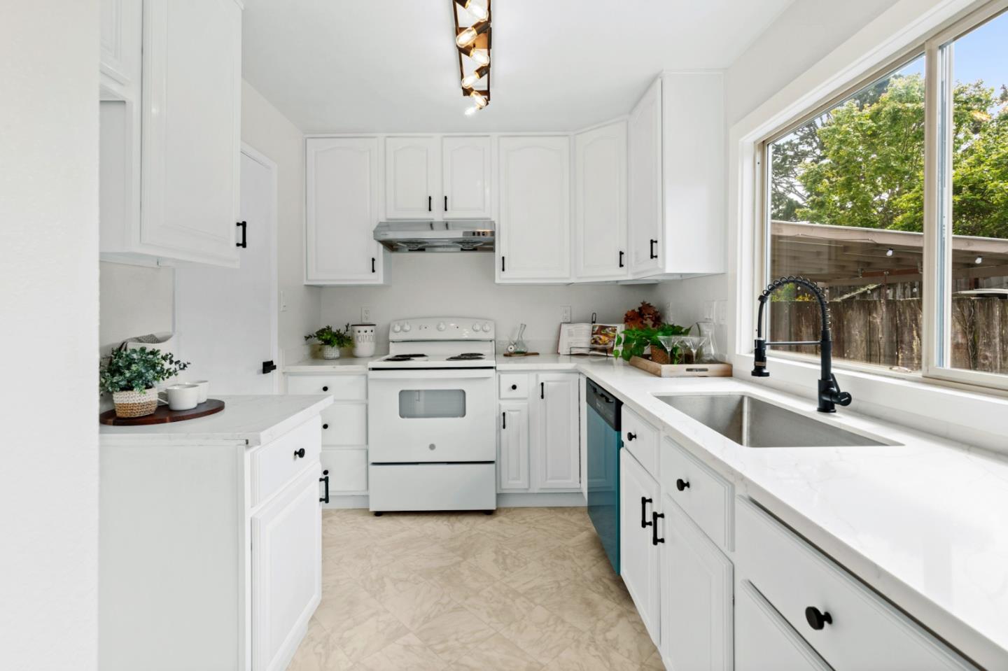 3949 Fairfax WAY