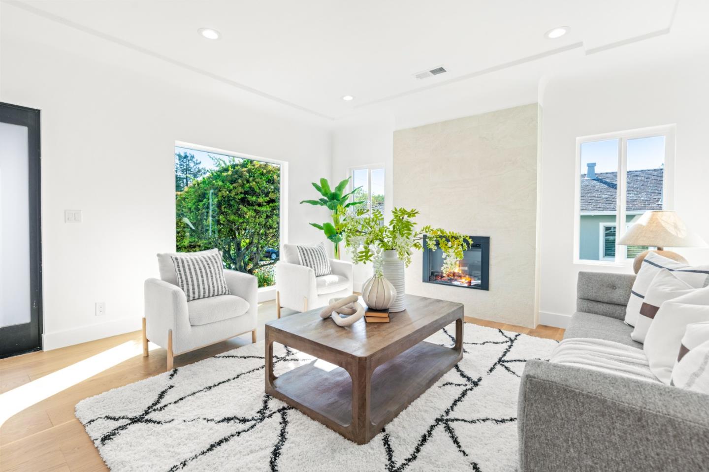 880 Laguna AVE