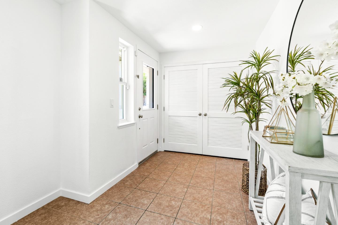 1909 Cambridge DR