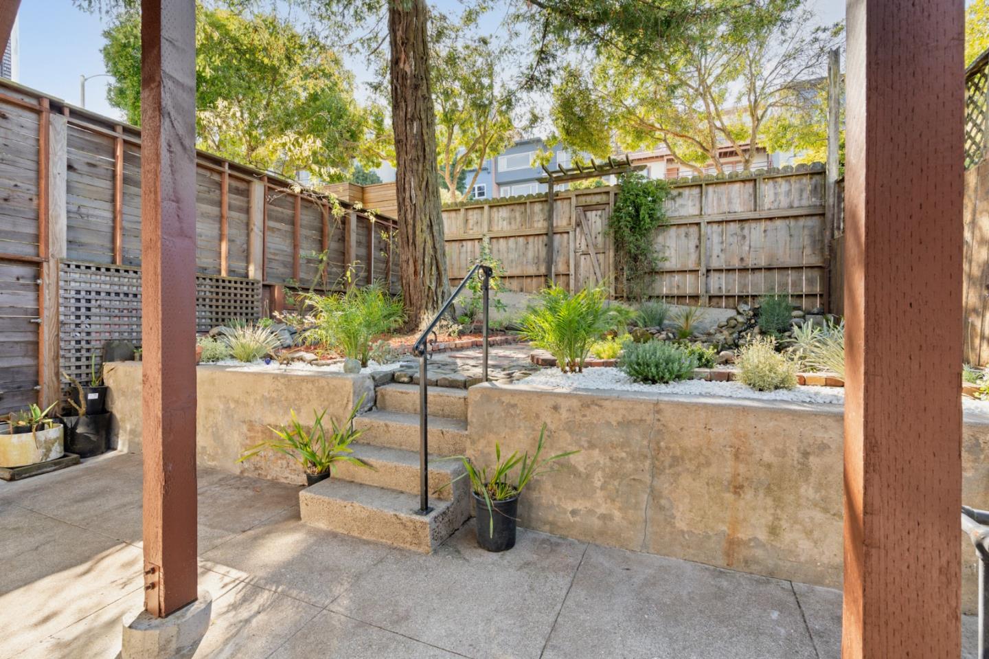 1129-1131 Broderick St