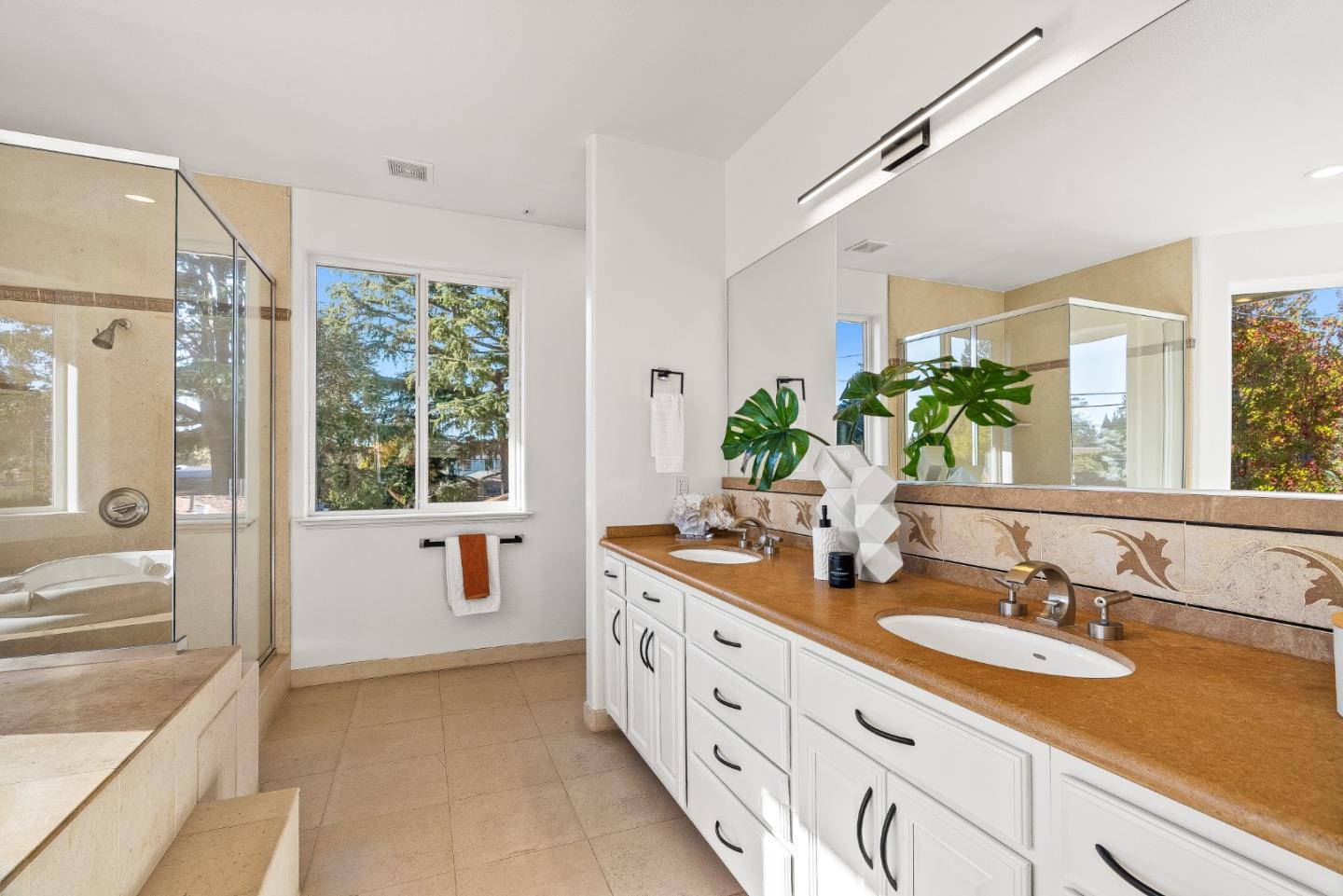 325 East Oakwood Boulevard