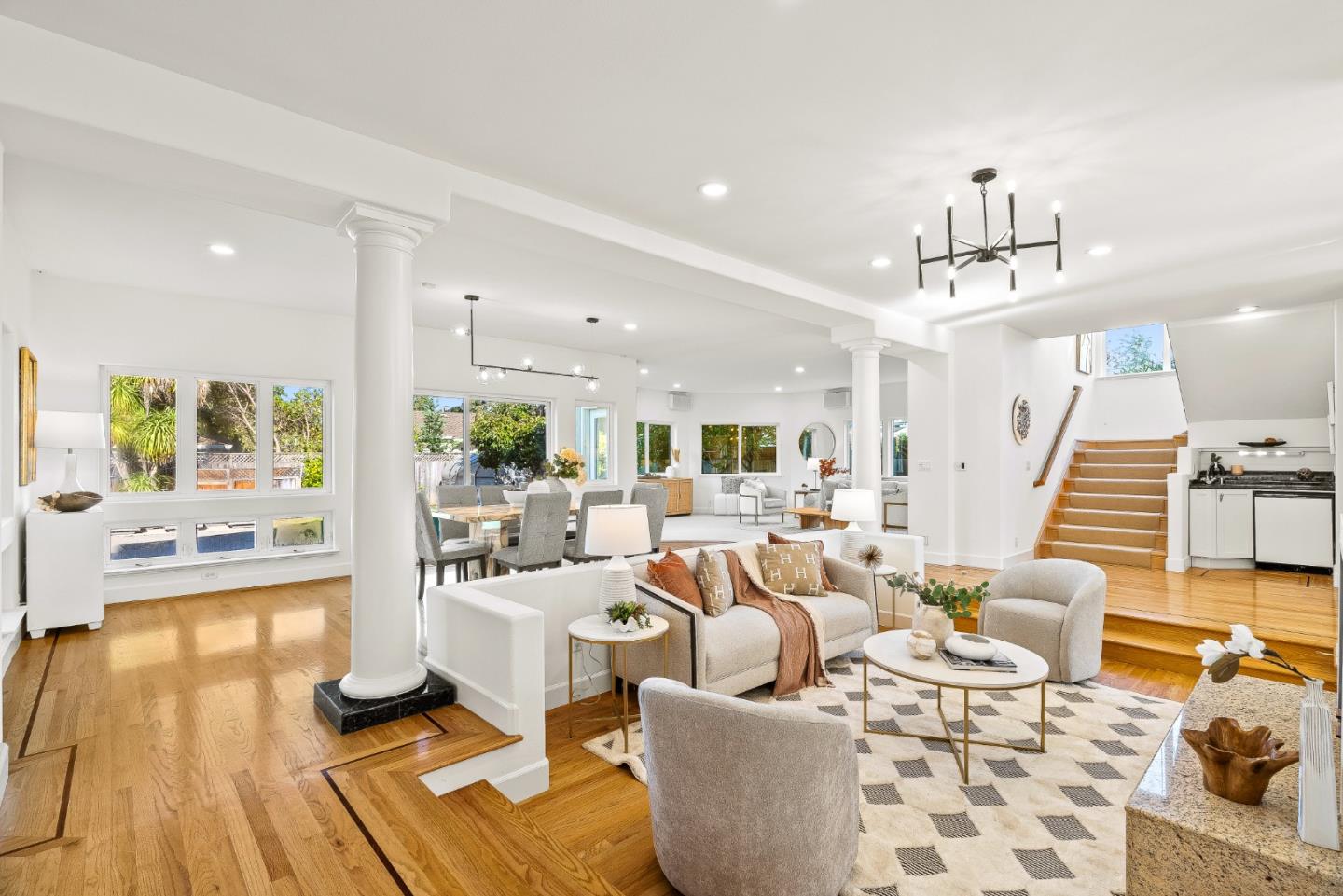 325 East Oakwood Boulevard