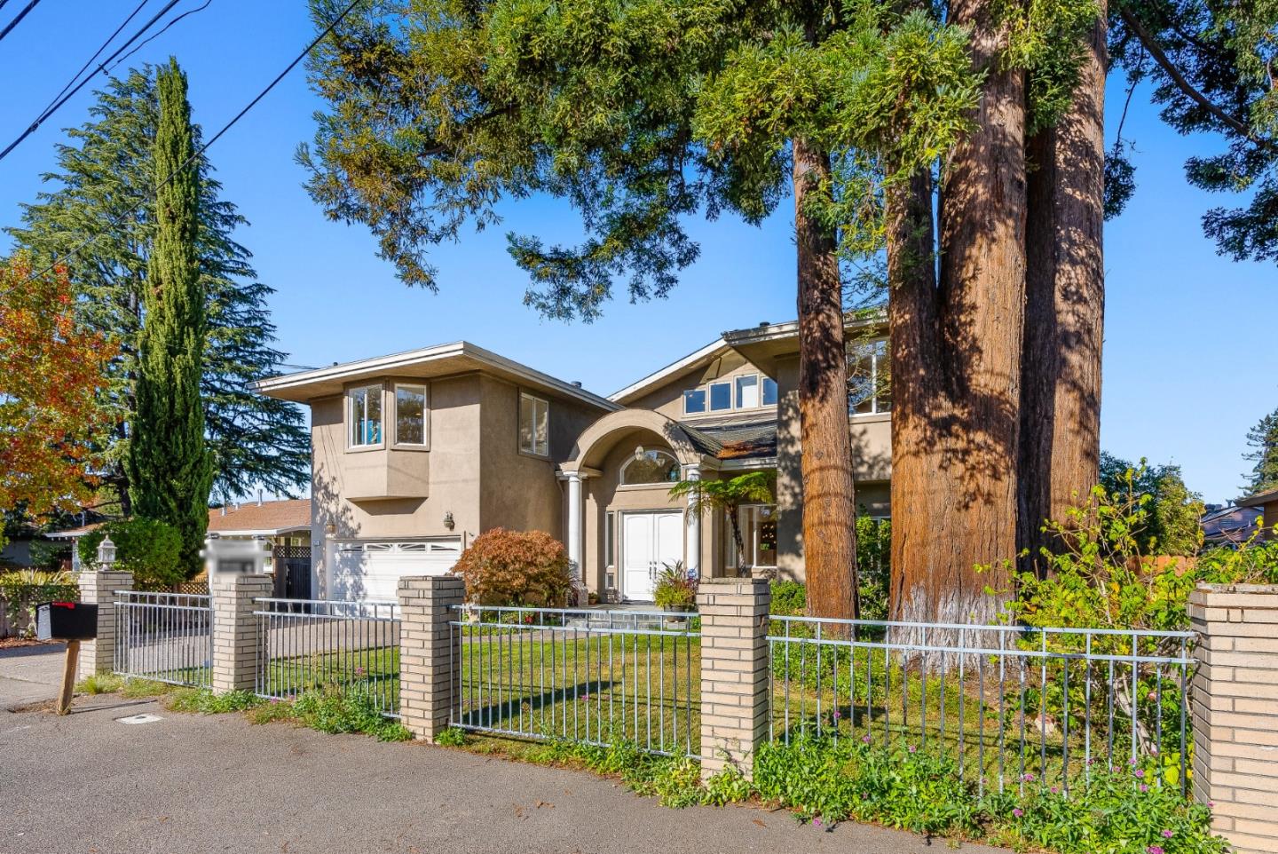 325 East Oakwood Boulevard