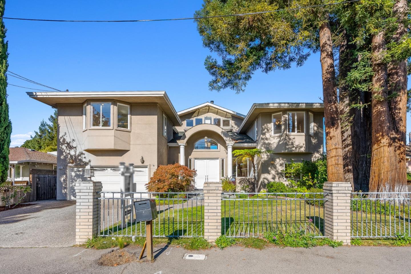 325 East Oakwood Boulevard