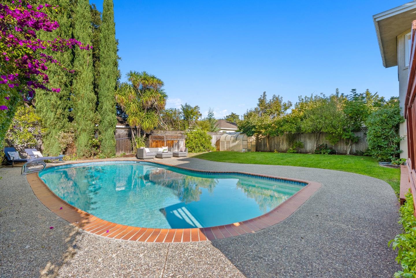 325 East Oakwood Boulevard