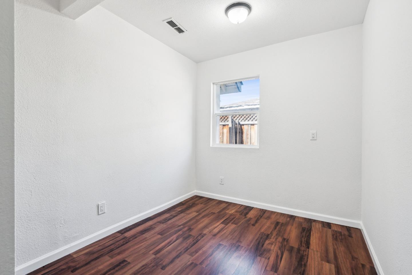 1529 Sanborn AVE