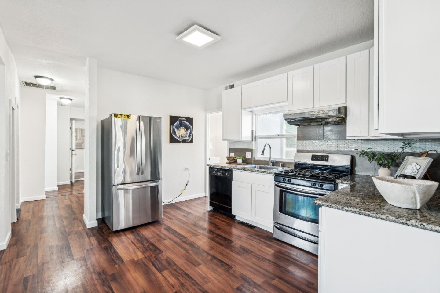 1529 Sanborn AVE