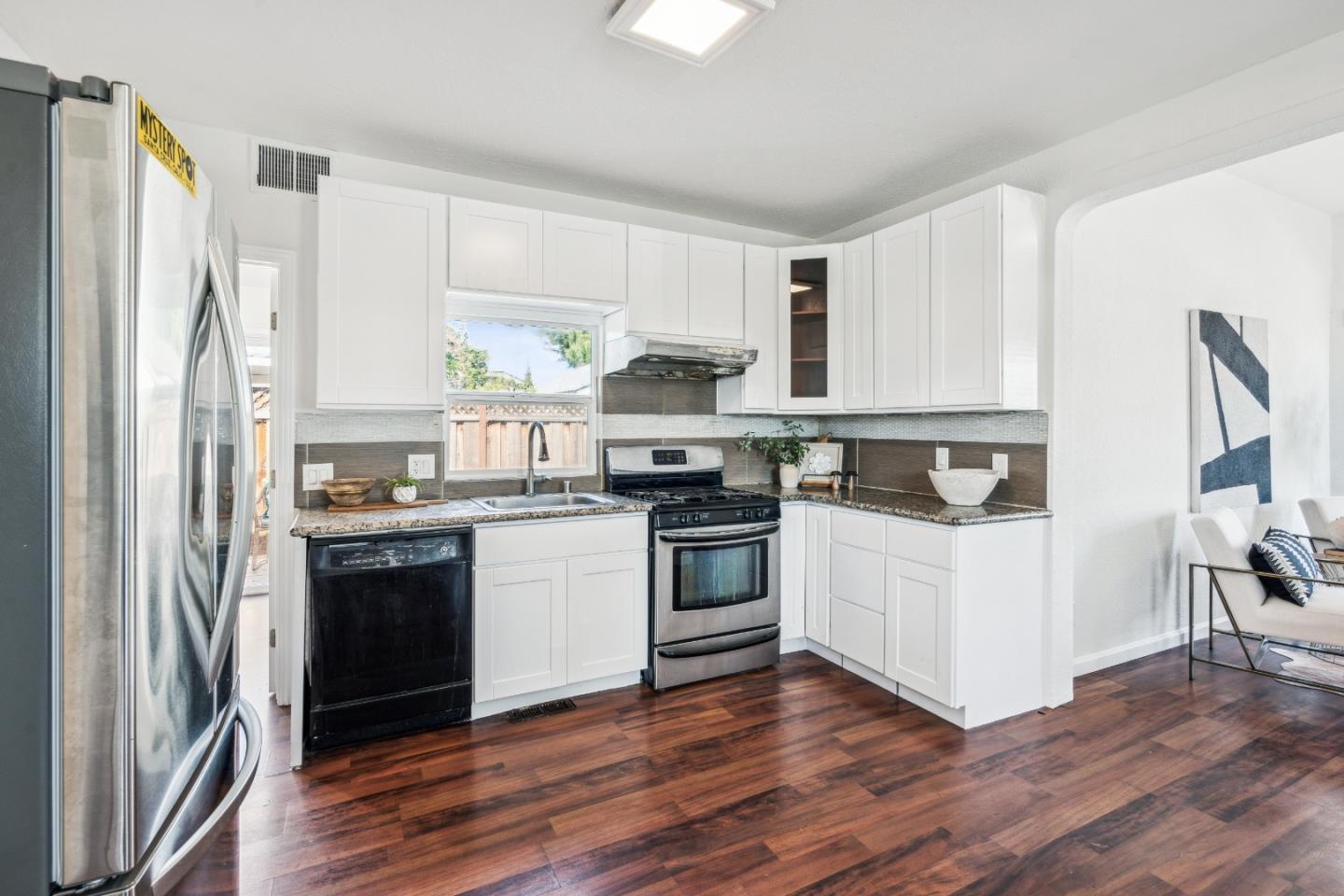 1529 Sanborn AVE