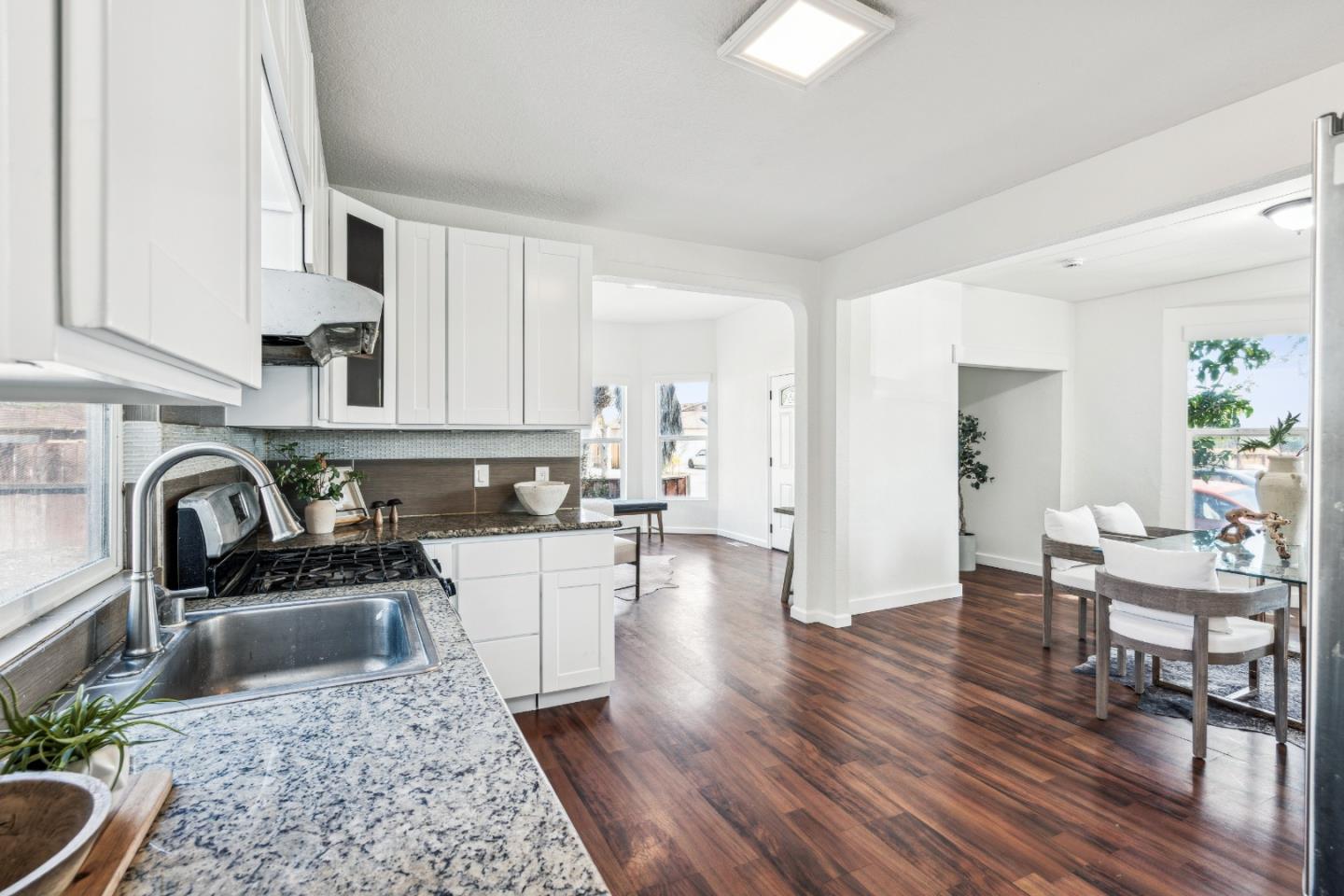 1529 Sanborn AVE