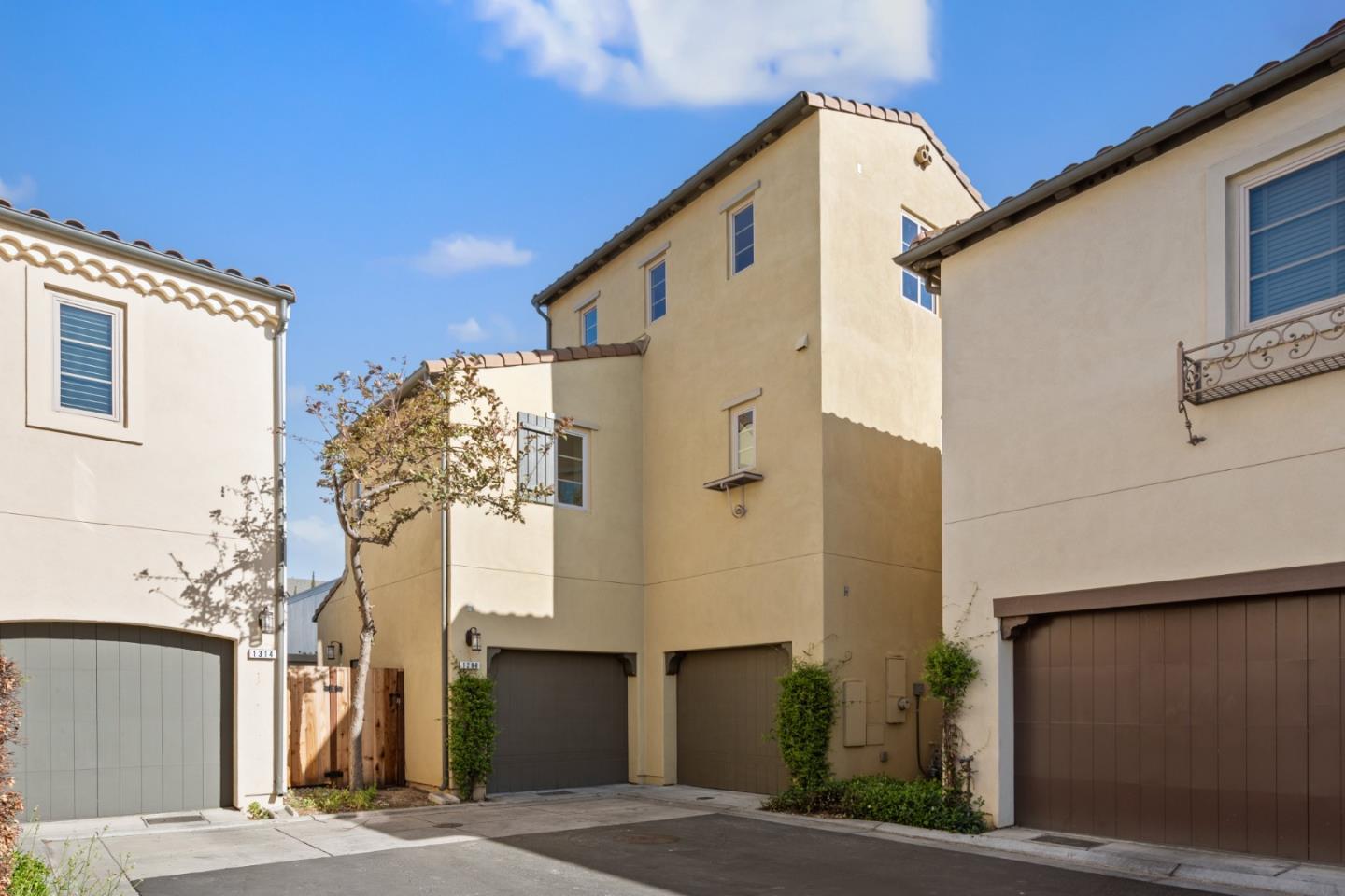 1298 Dahlia Loop