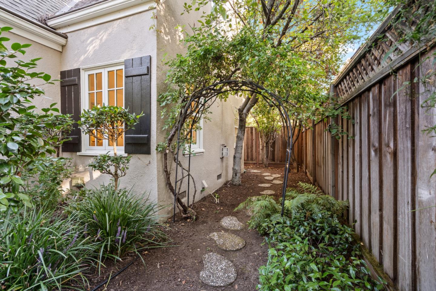 678 Hawthorne Avenue