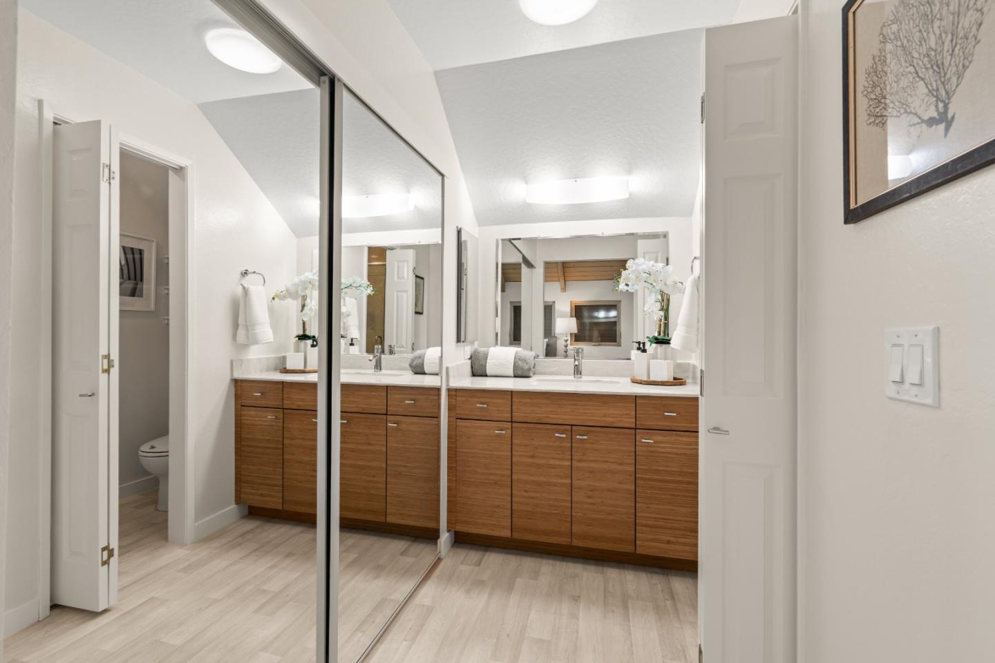 10107 Lamplighter Square