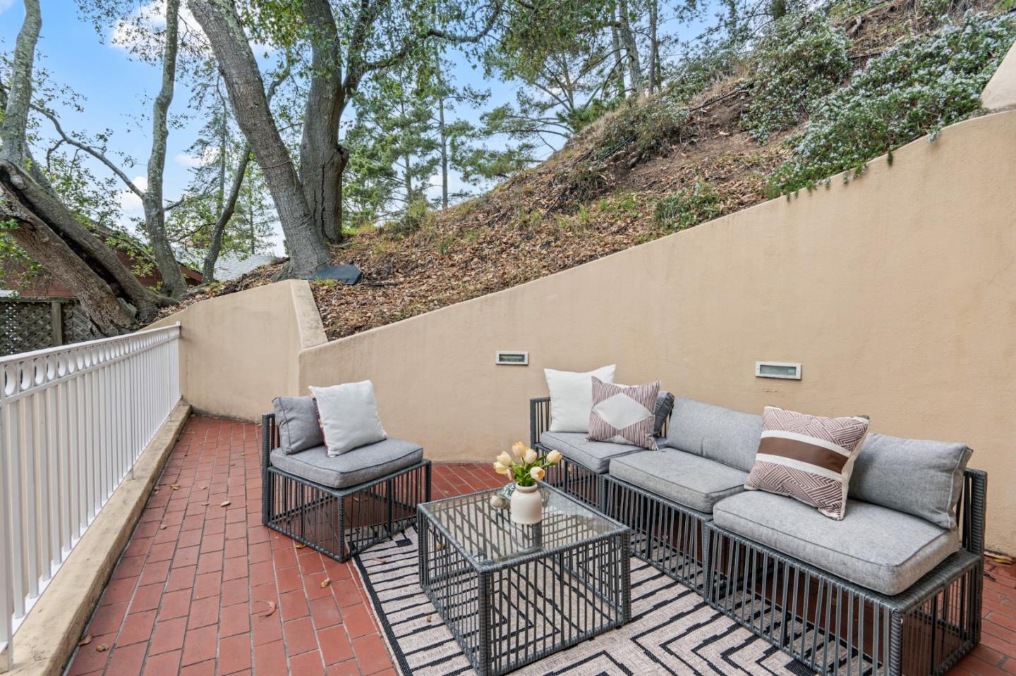 2220 Arrowhead Drive