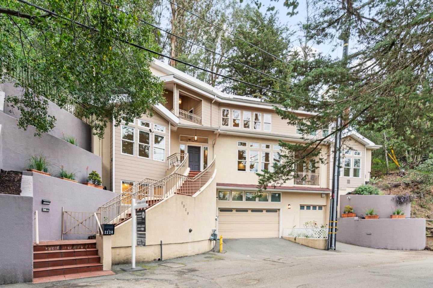 2220 Arrowhead Drive