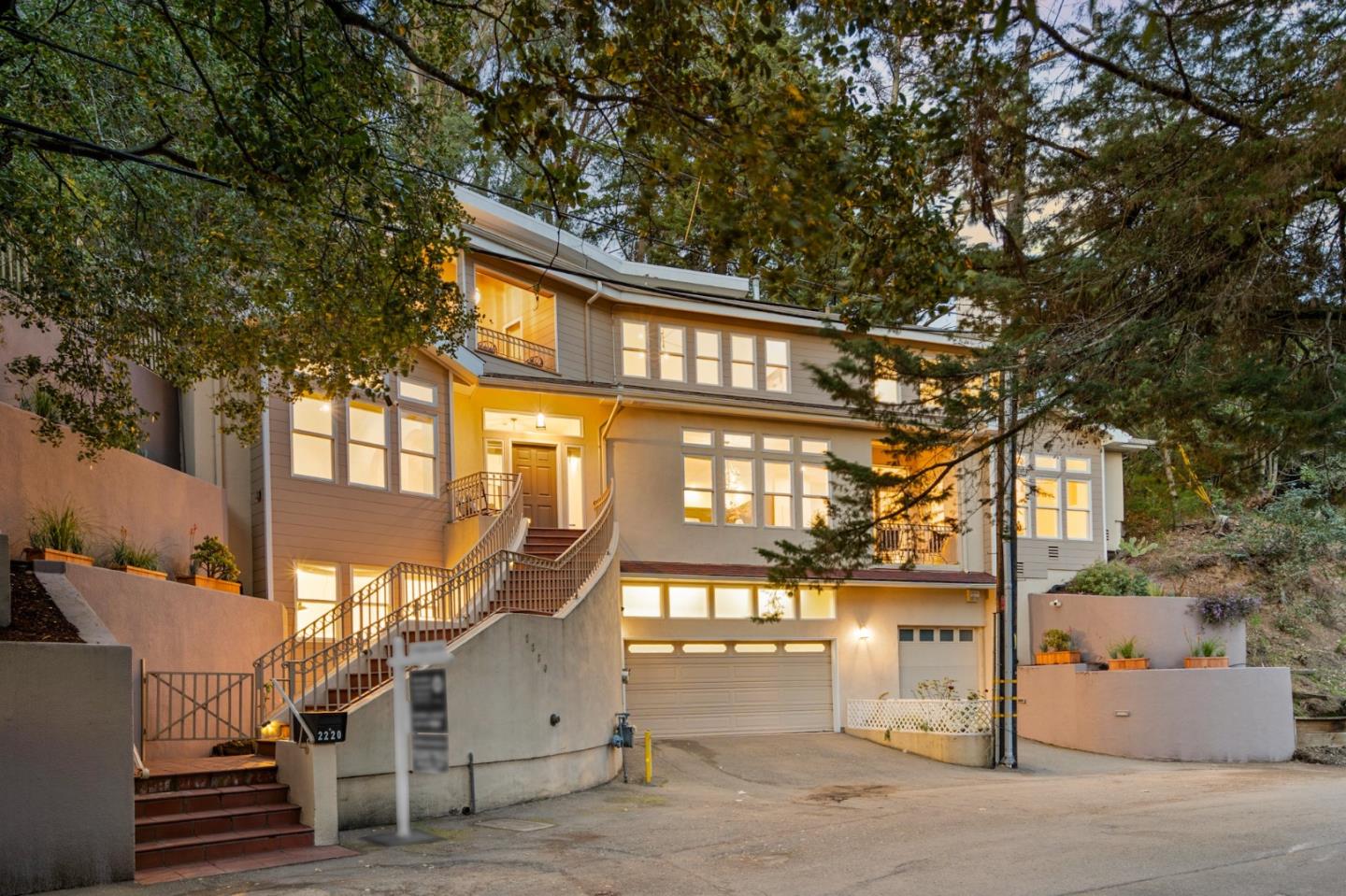 2220 Arrowhead Drive