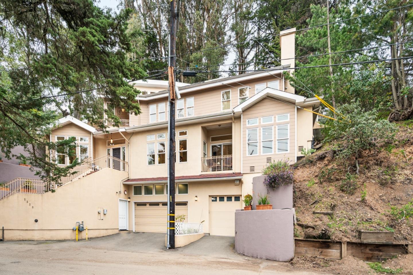 2220 Arrowhead Drive