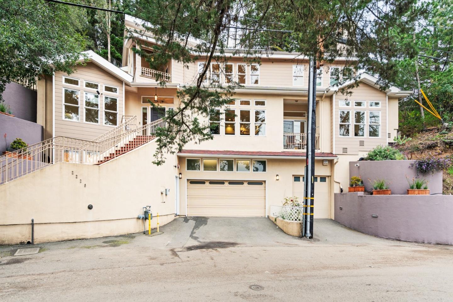 2220 Arrowhead Drive