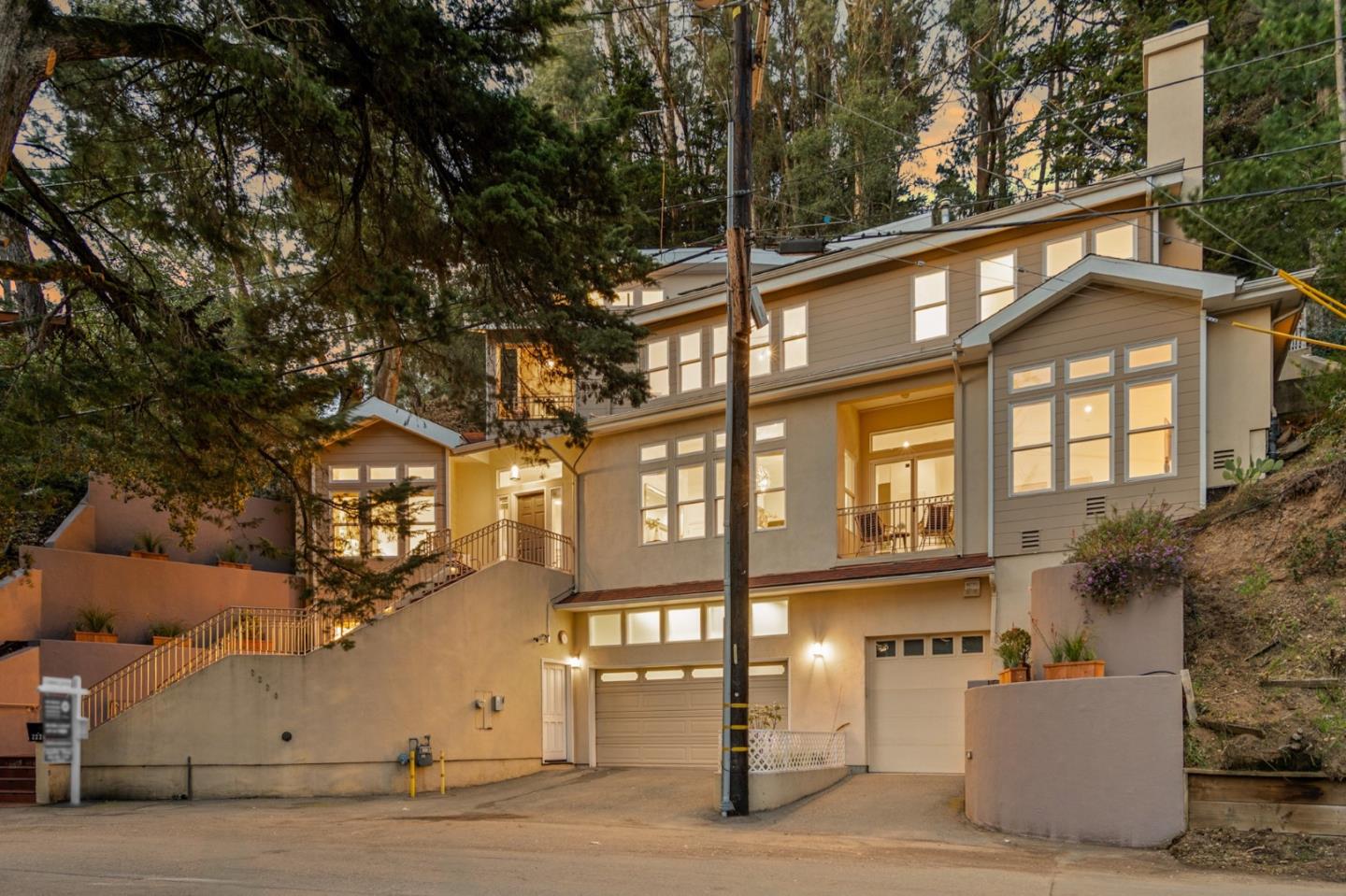 2220 Arrowhead Drive