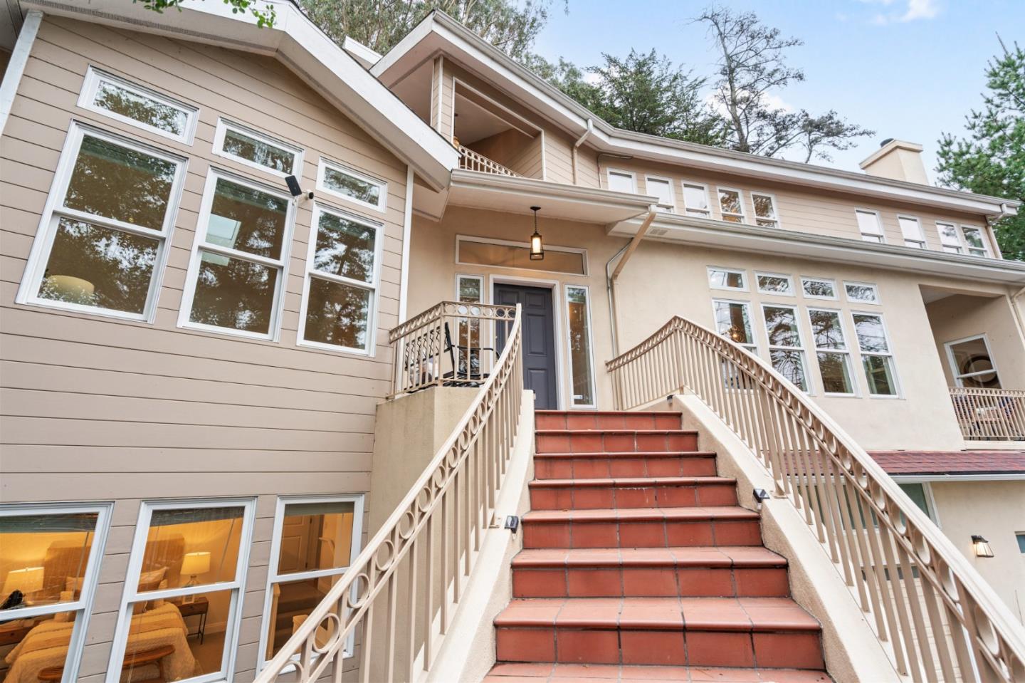 2220 Arrowhead Drive