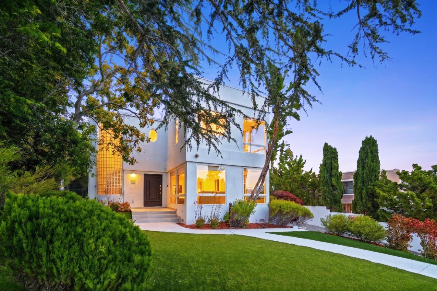 2912 Hillside Drive