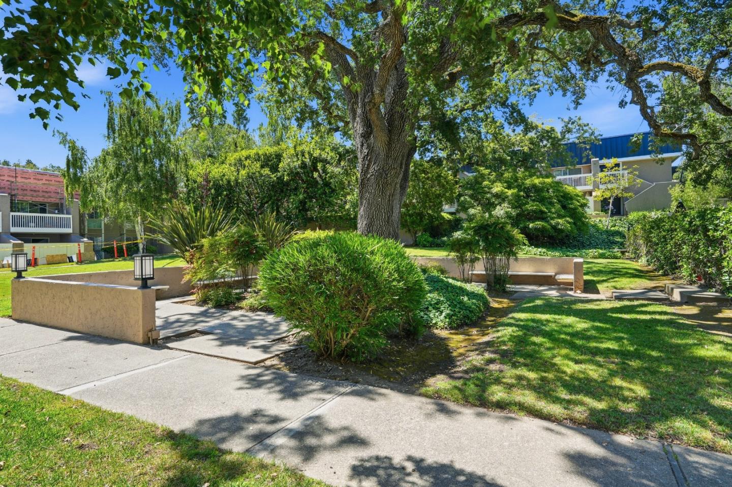 675 Sharon Park 208
