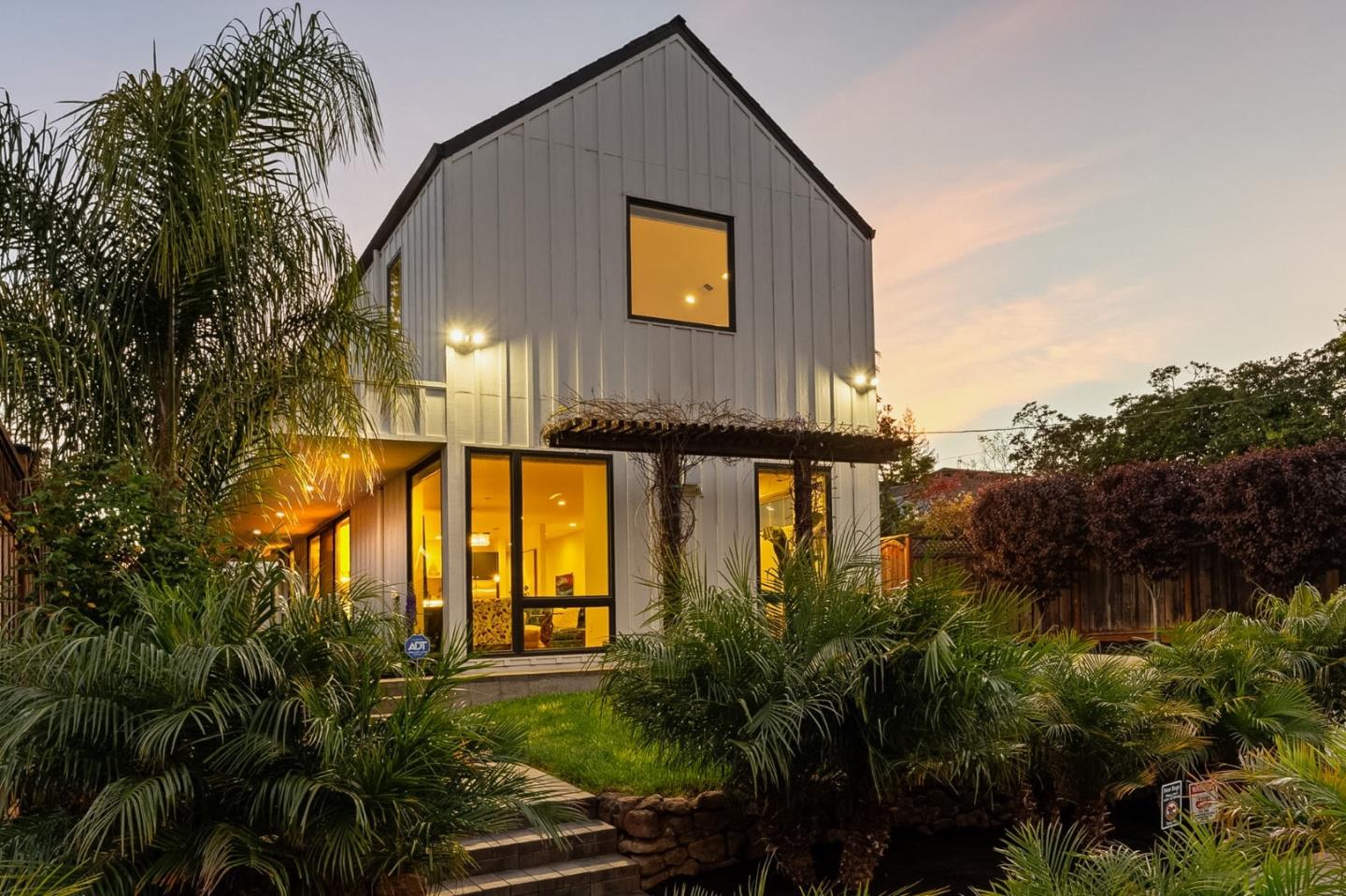 16 Hillview Avenue