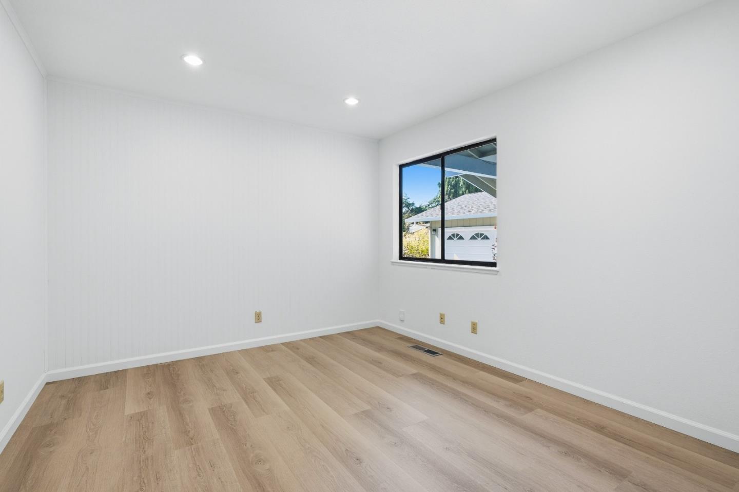 3476 Noble AVE