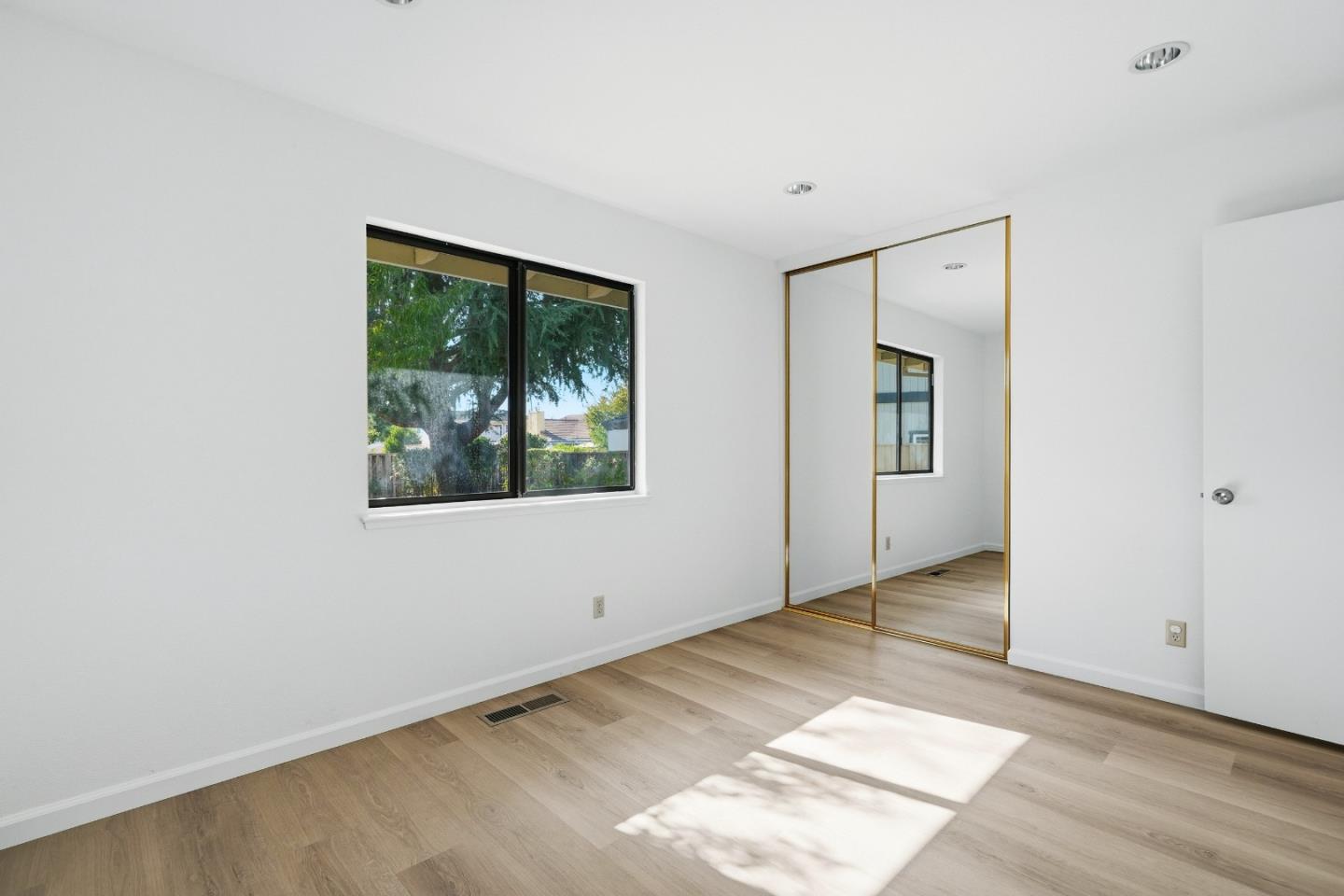 3476 Noble AVE