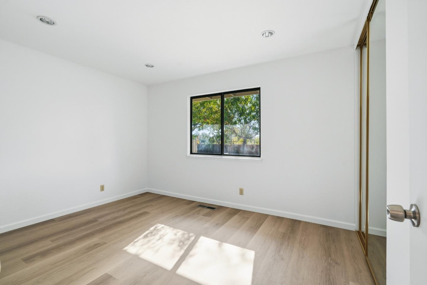 3476 Noble AVE