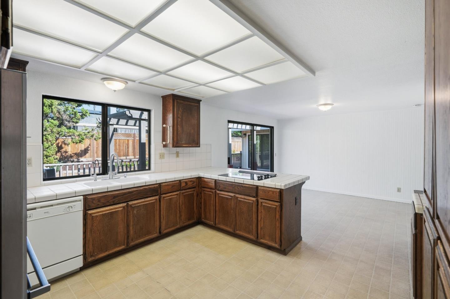 3476 Noble AVE