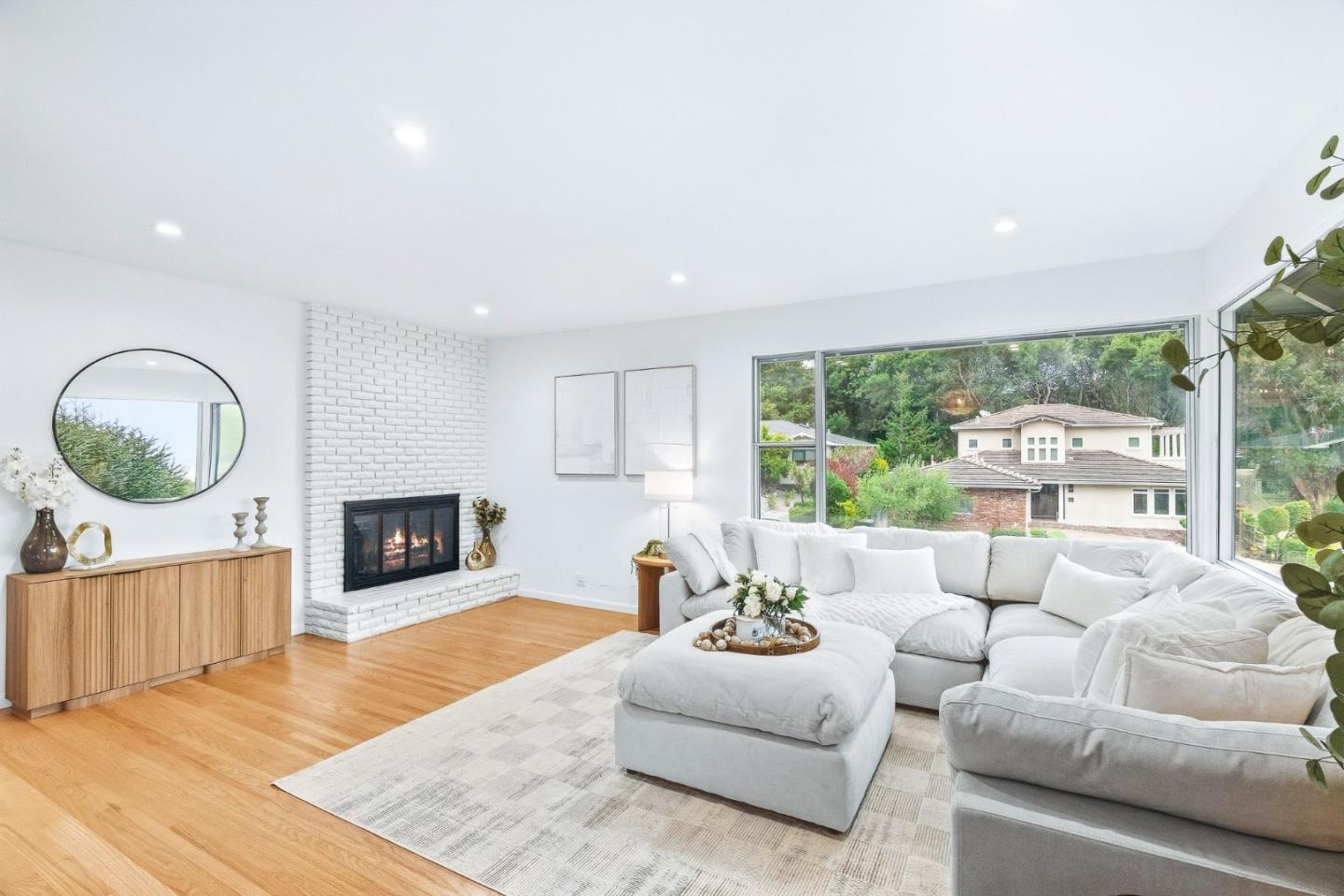 1225 Murchison Dr