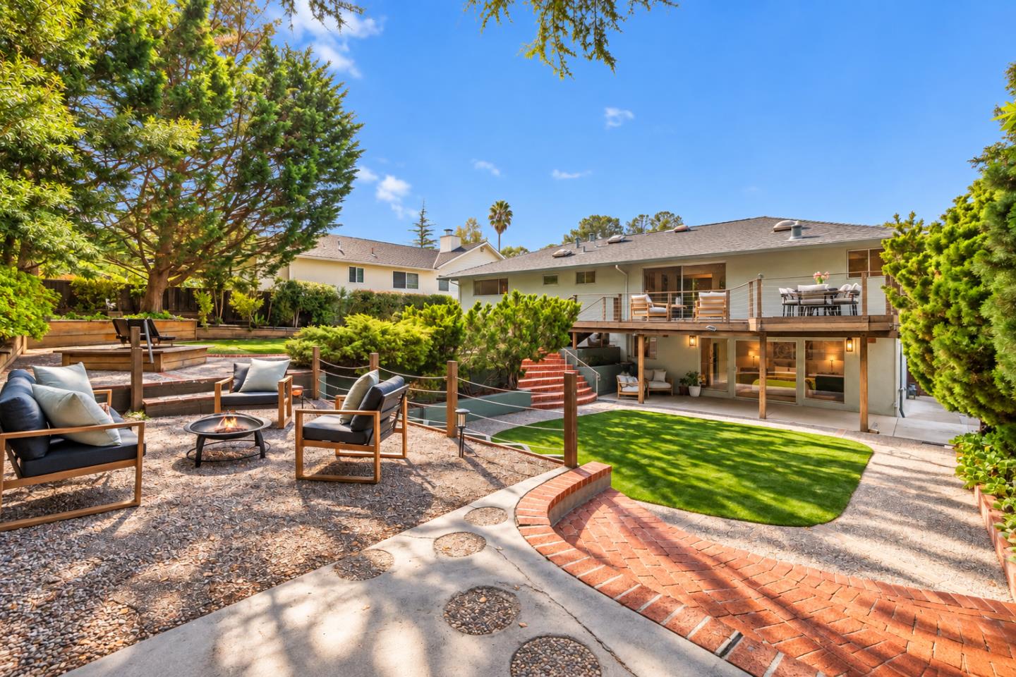 1225 Murchison Dr