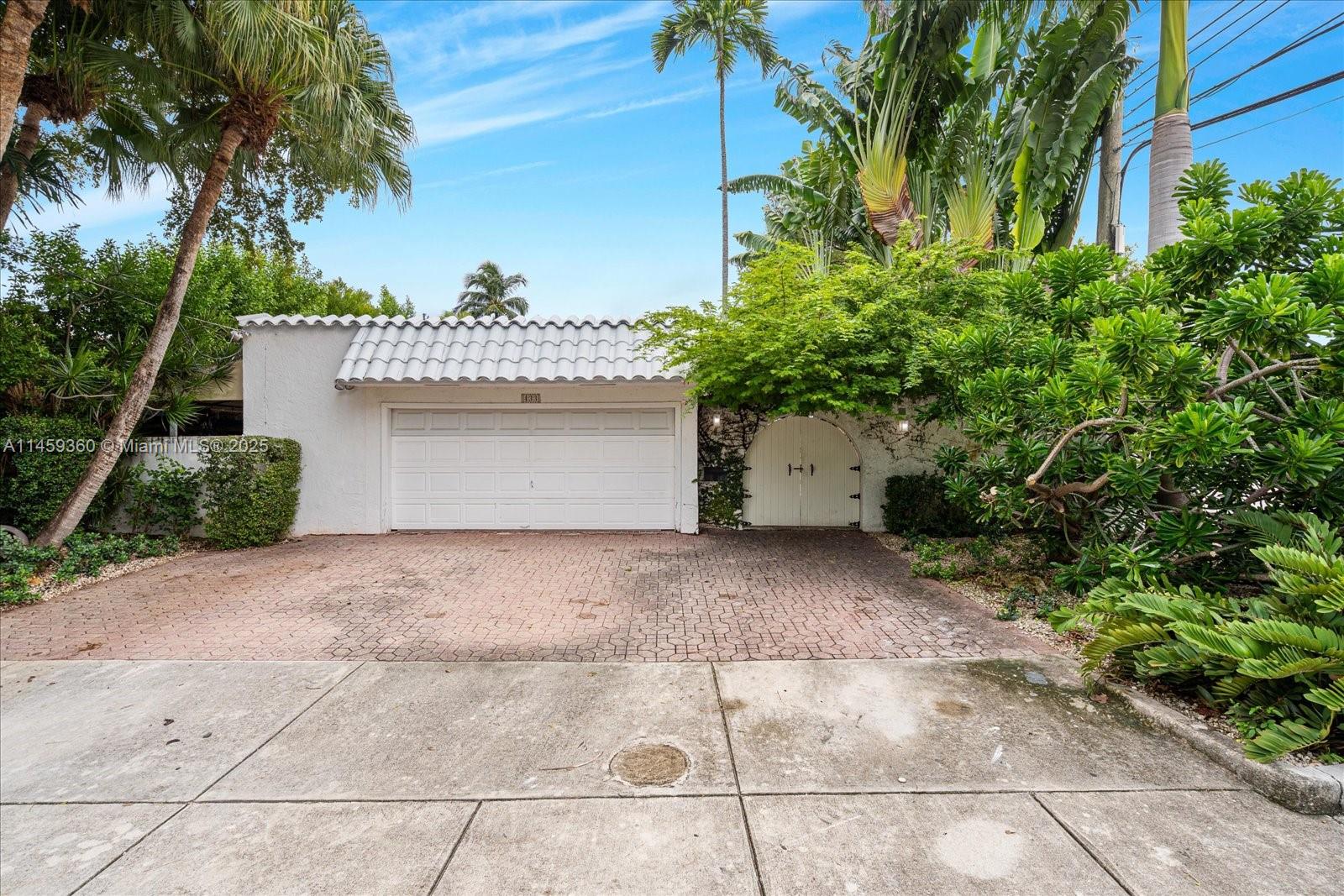 433 E Dilido Dr