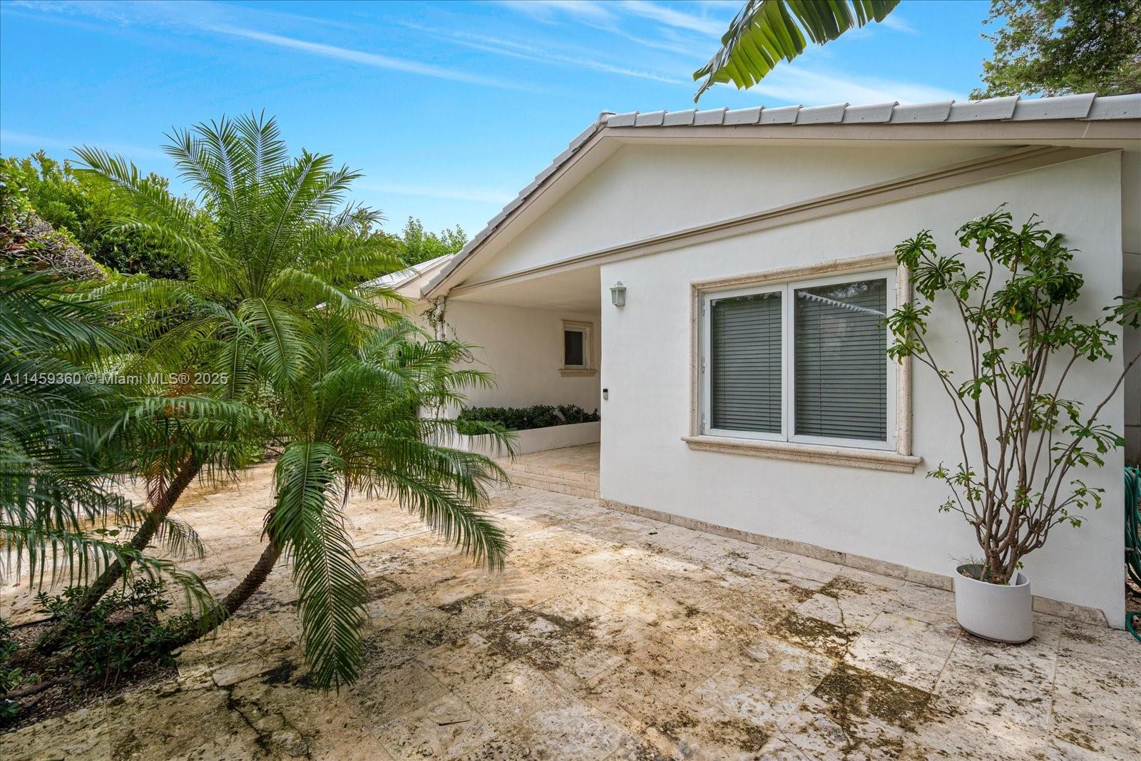 433 E Dilido Dr