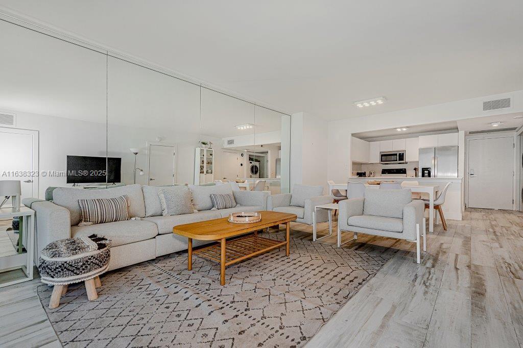 2301 Collins Ave # 604