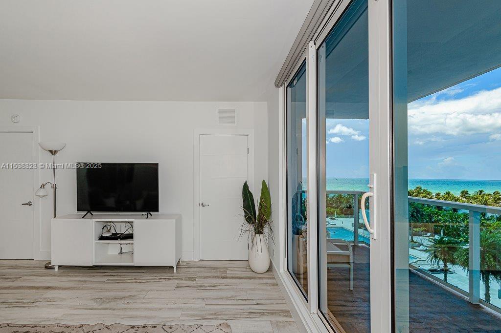 2301 Collins Ave # 604