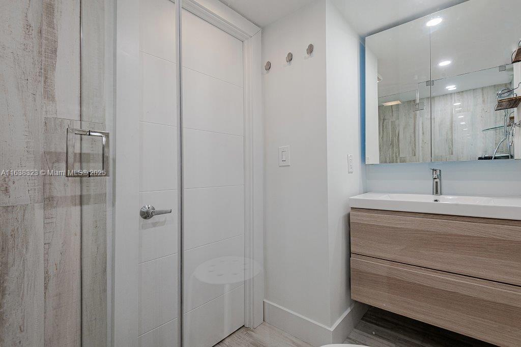2301 Collins Ave # 604