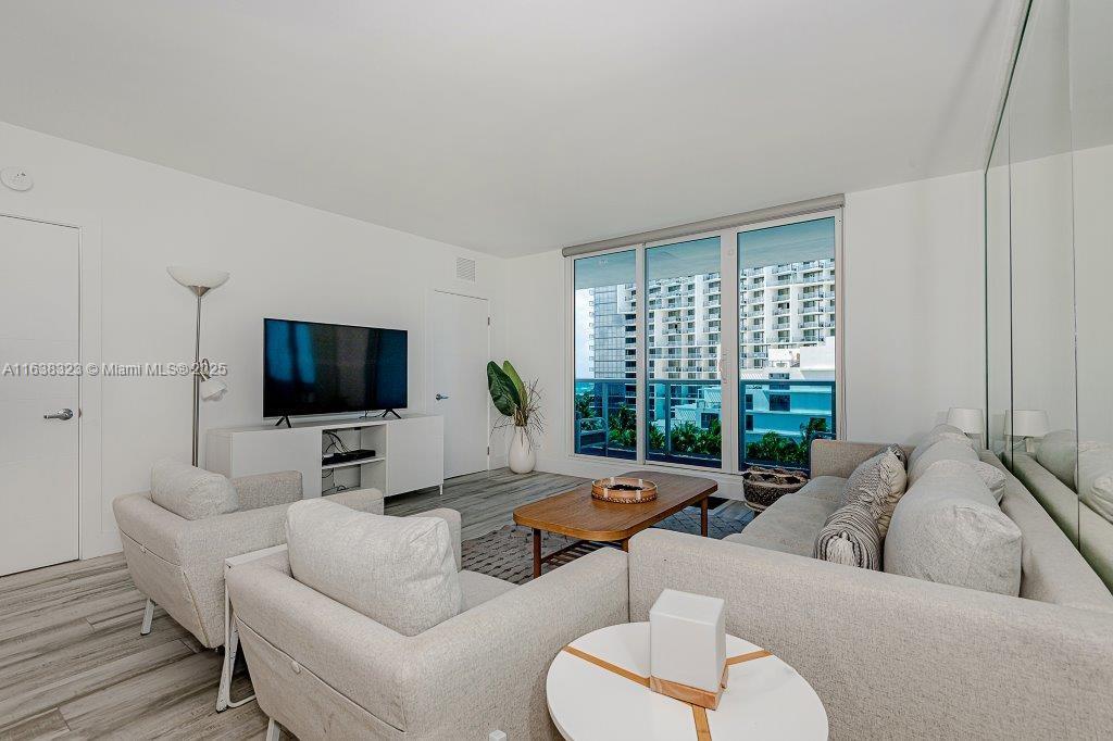 2301 Collins Ave # 604