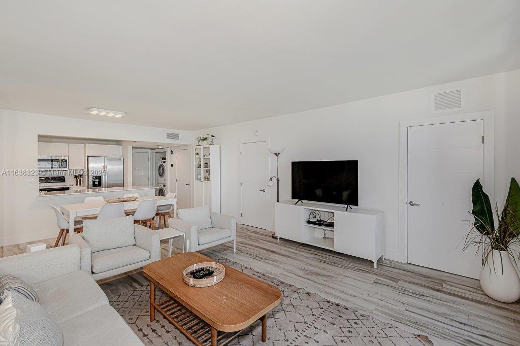 2301 Collins Ave # 604