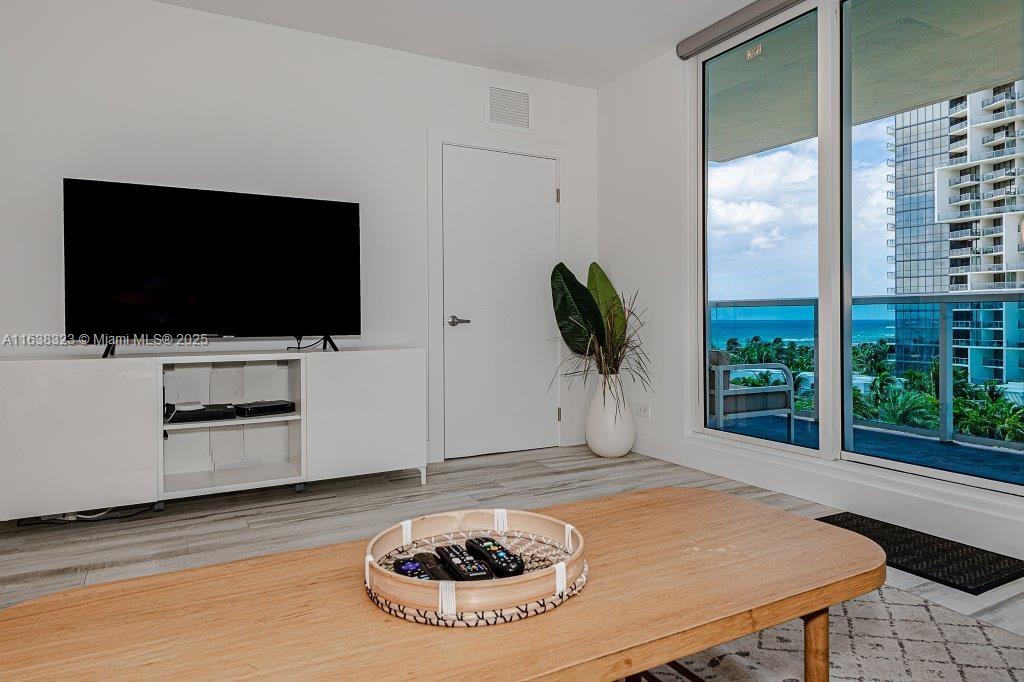 2301 Collins Ave # 604