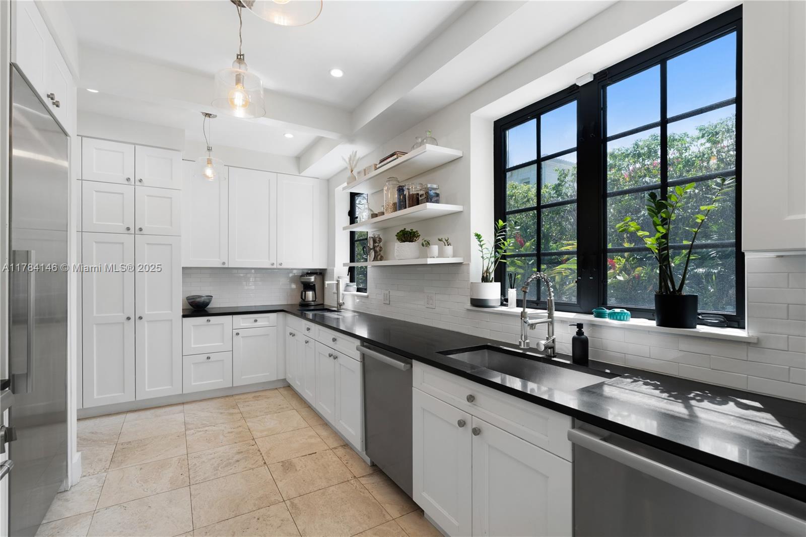 100 E Dilido Dr