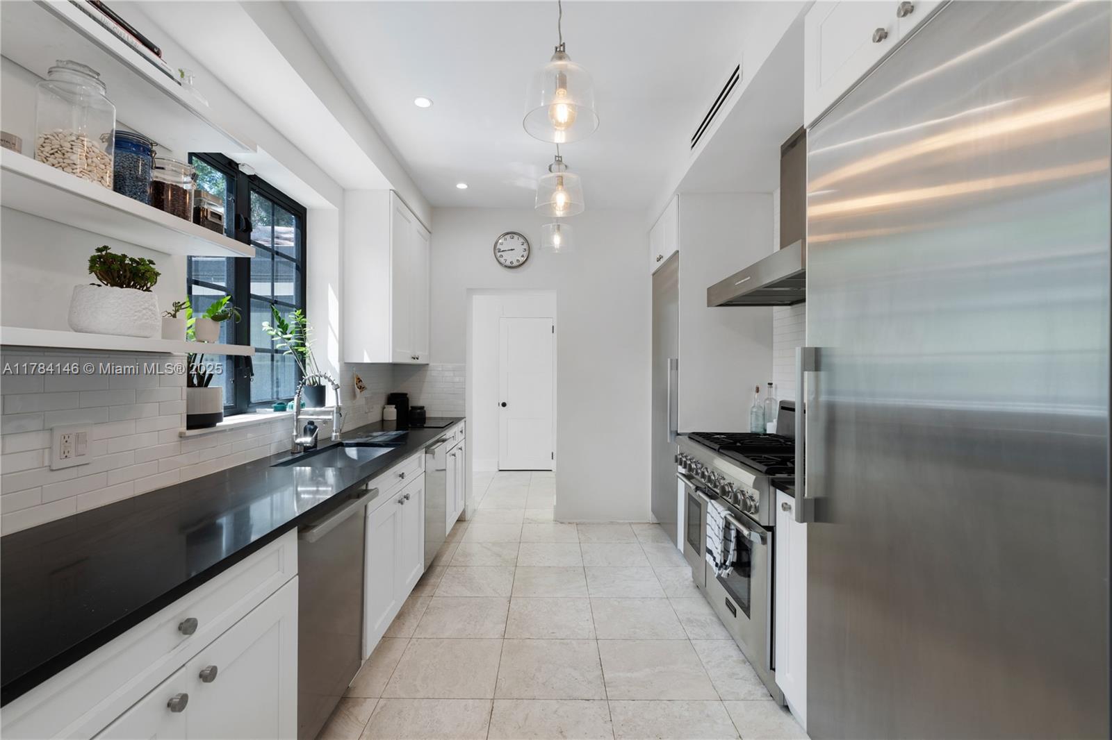100 E Dilido Dr