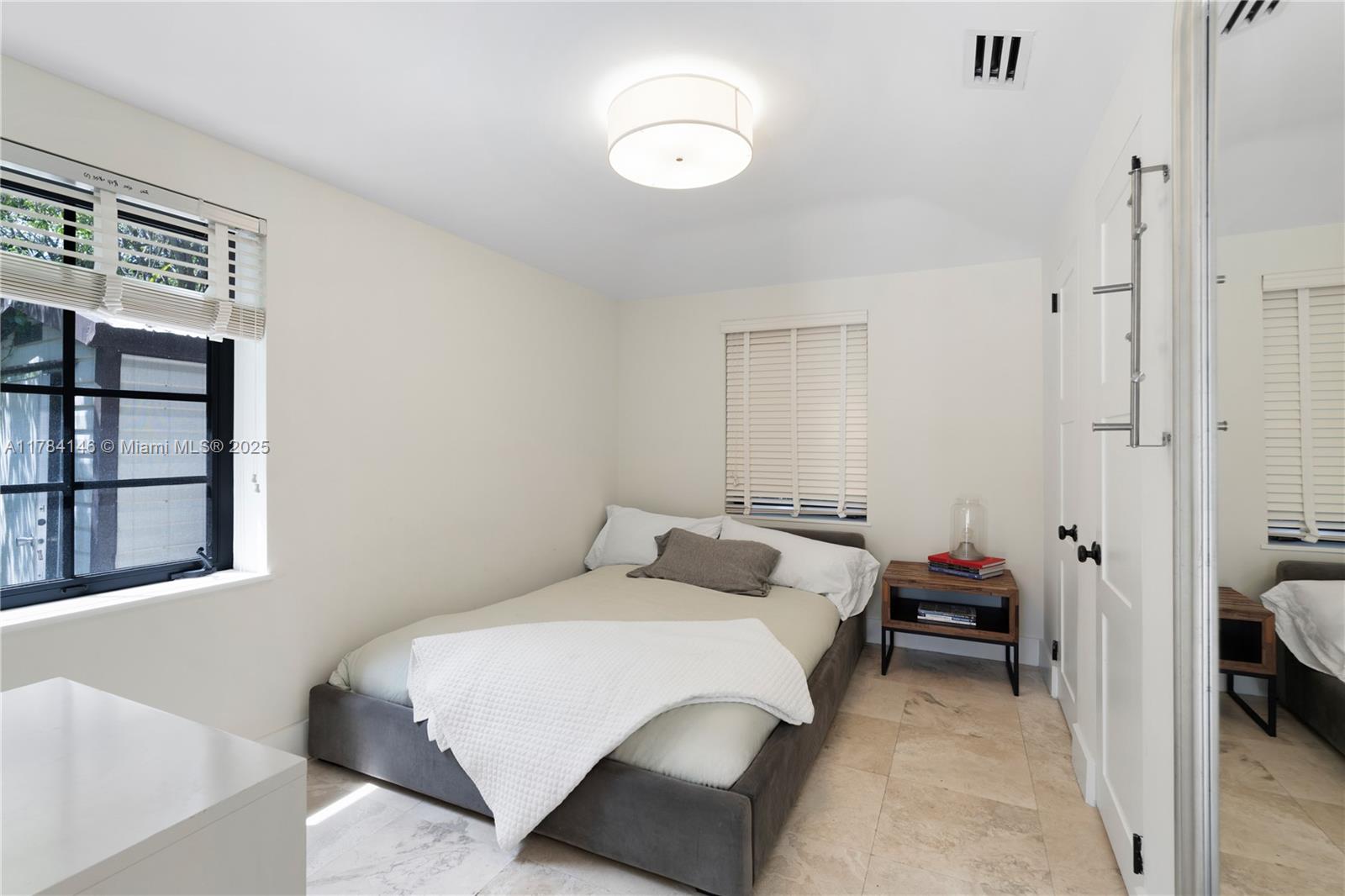 100 E Dilido Dr