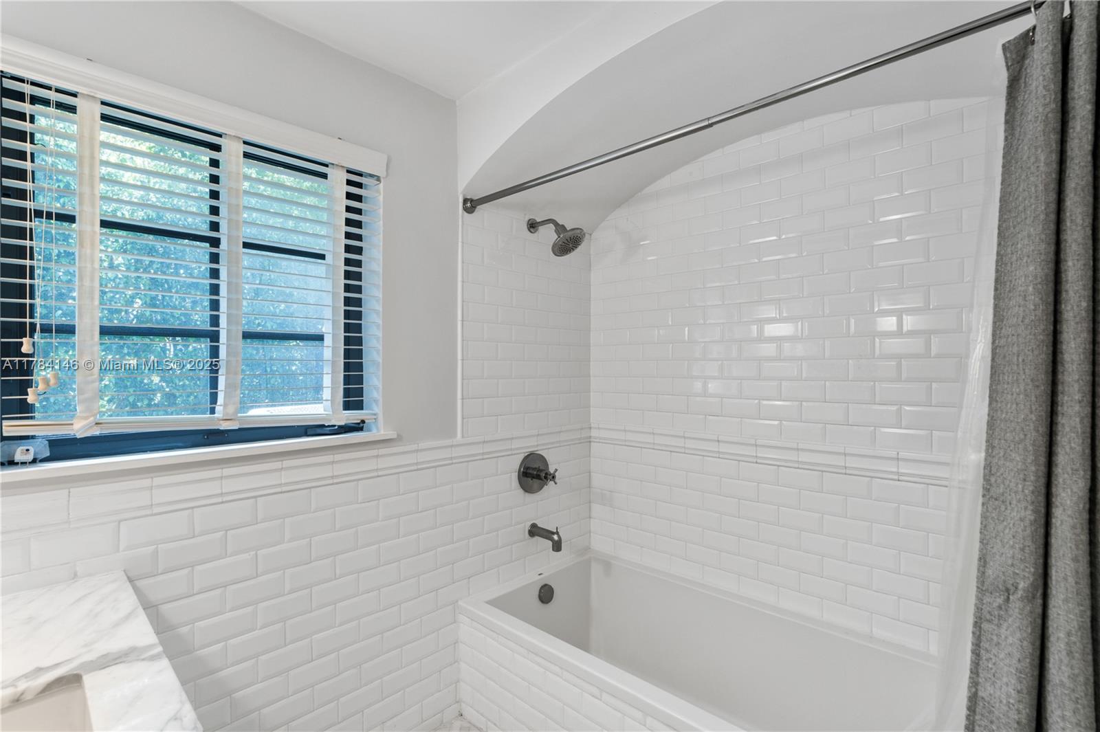 100 E Dilido Dr