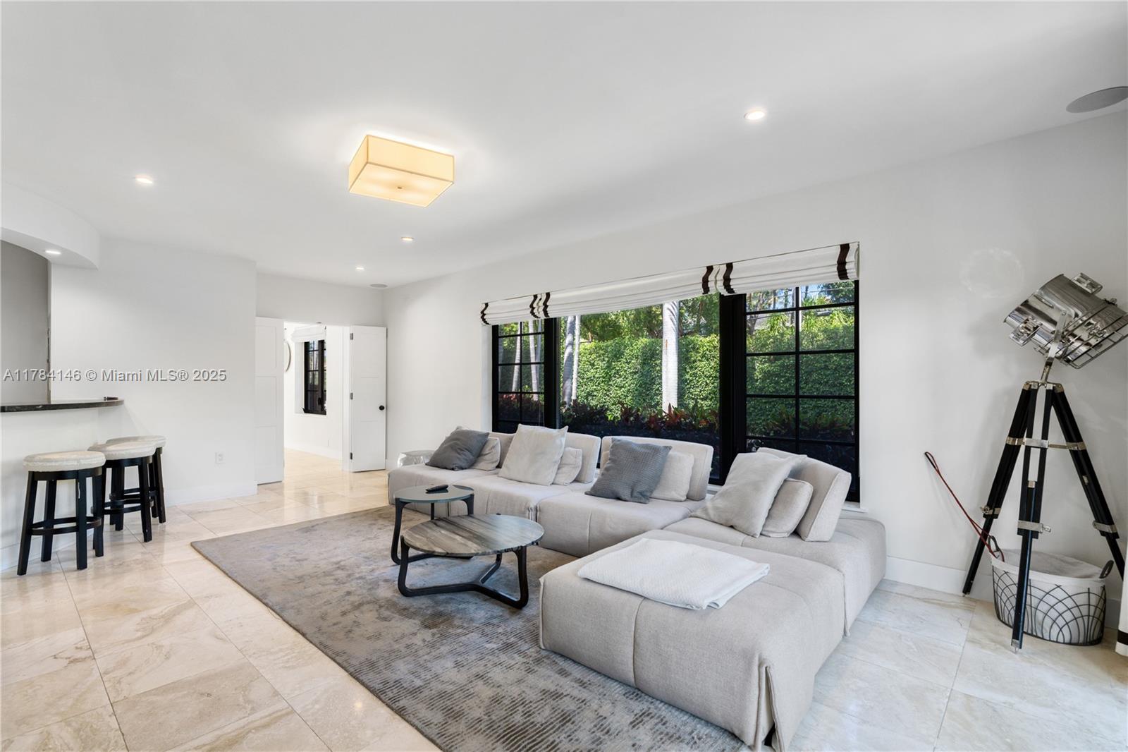 100 E Dilido Dr