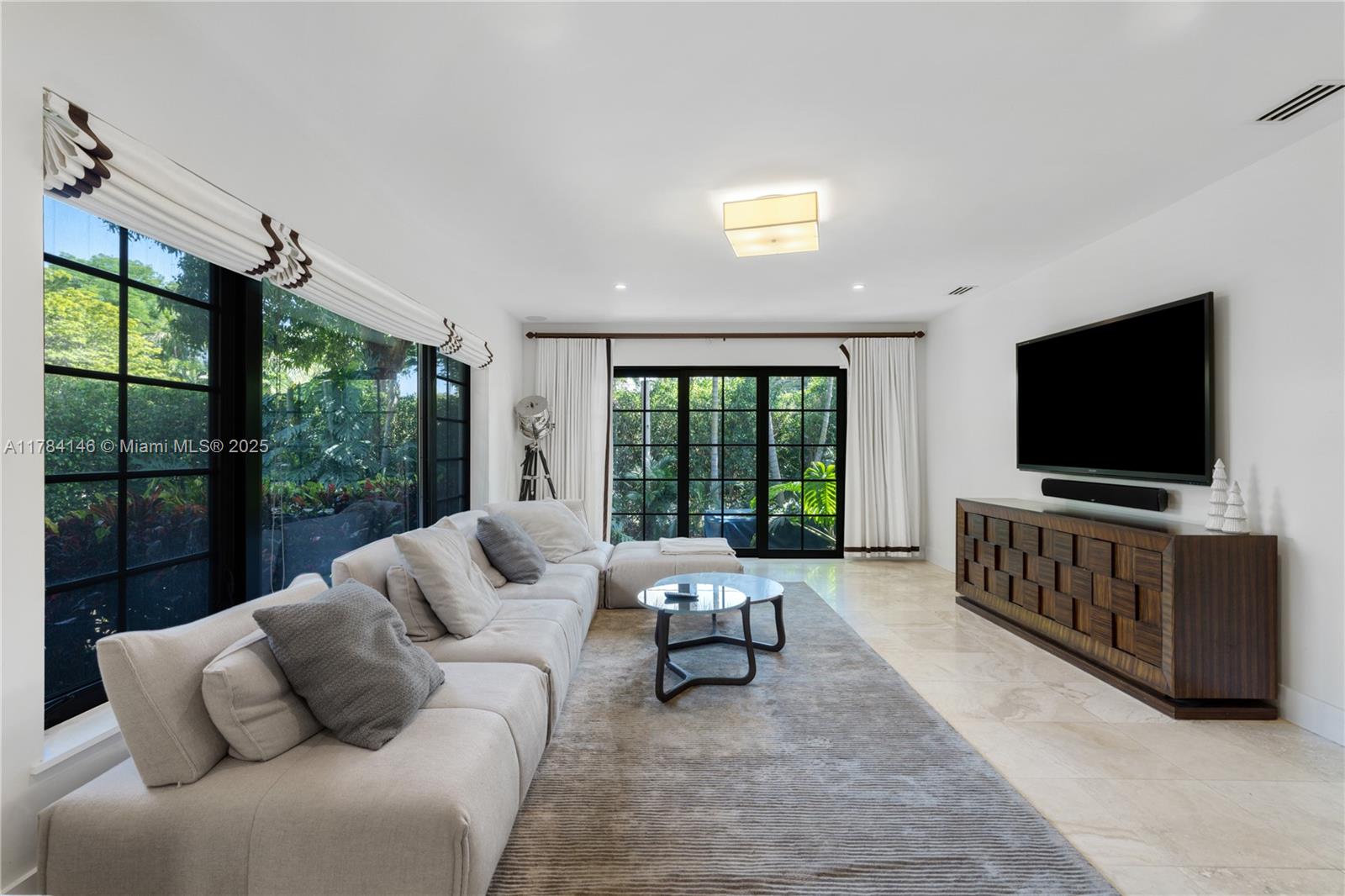 100 E Dilido Dr